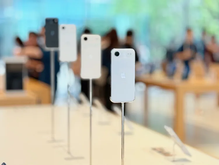 iPhone Air天藍色帶點偏白色的粉嫩感，成為三電信Air系列中最受消費者喜愛的顏色。趙筱文攝