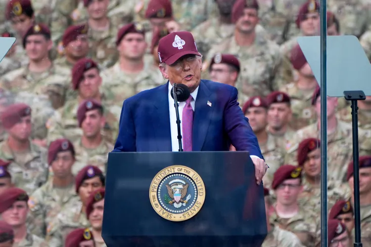 美國總統川普先前對美軍基層官兵精神講話。美聯社