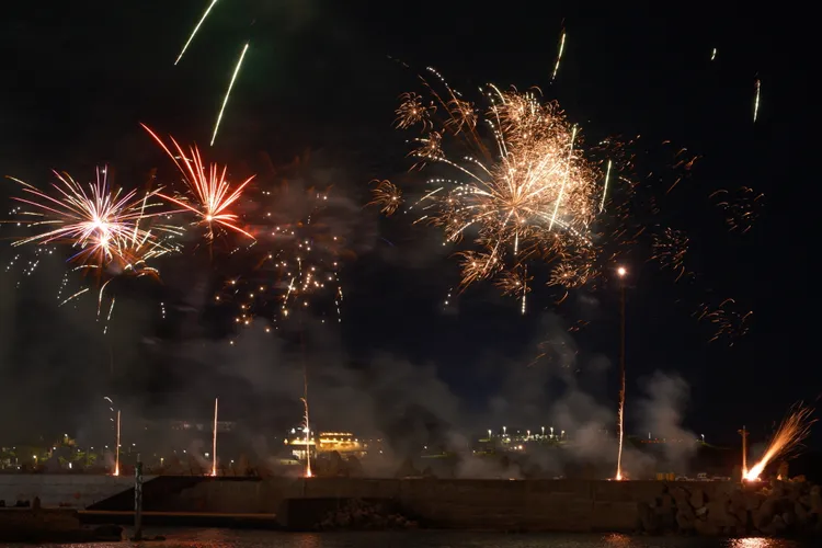 基隆八斗子深夜施放絢麗煙火。葉先鵬攝