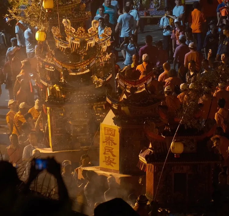 各宗親會的「水燈頭」紙厝被送往八斗子望海巷。葉先鵬攝