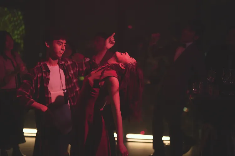 林依晨、劉敬一場崩潰母子共舞戲，逼出觀眾眼淚。周子娛樂提供