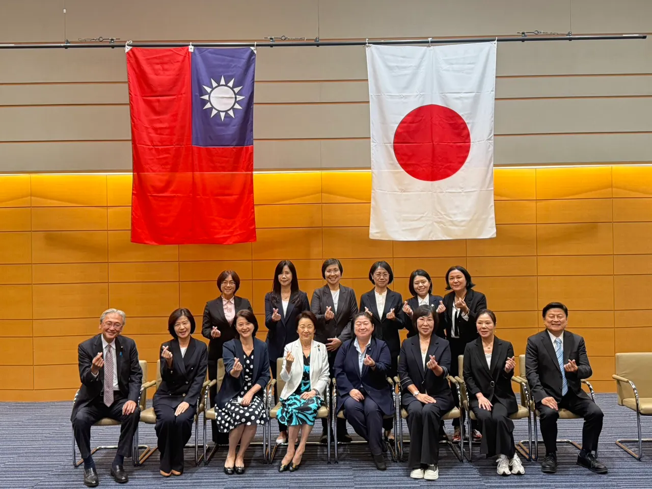國民黨立院黨團總召傅崐萁今天(4日)率領27位黨籍立委赴日本,在東京眾議院第一議員會館與日本「日華懇談會」舉行會談,商討台灣能夠加入由日本主導的CPTPP及天然災害的相互合作支援等議題。國民團提供