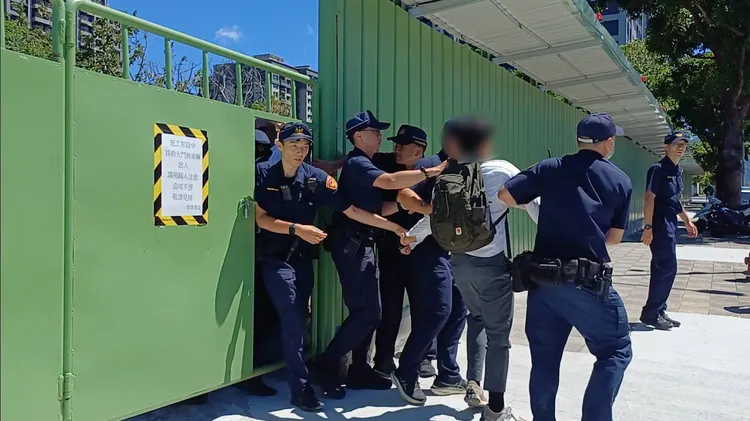 自救會成員9人陸續被警方強制帶離工地。翻攝畫面