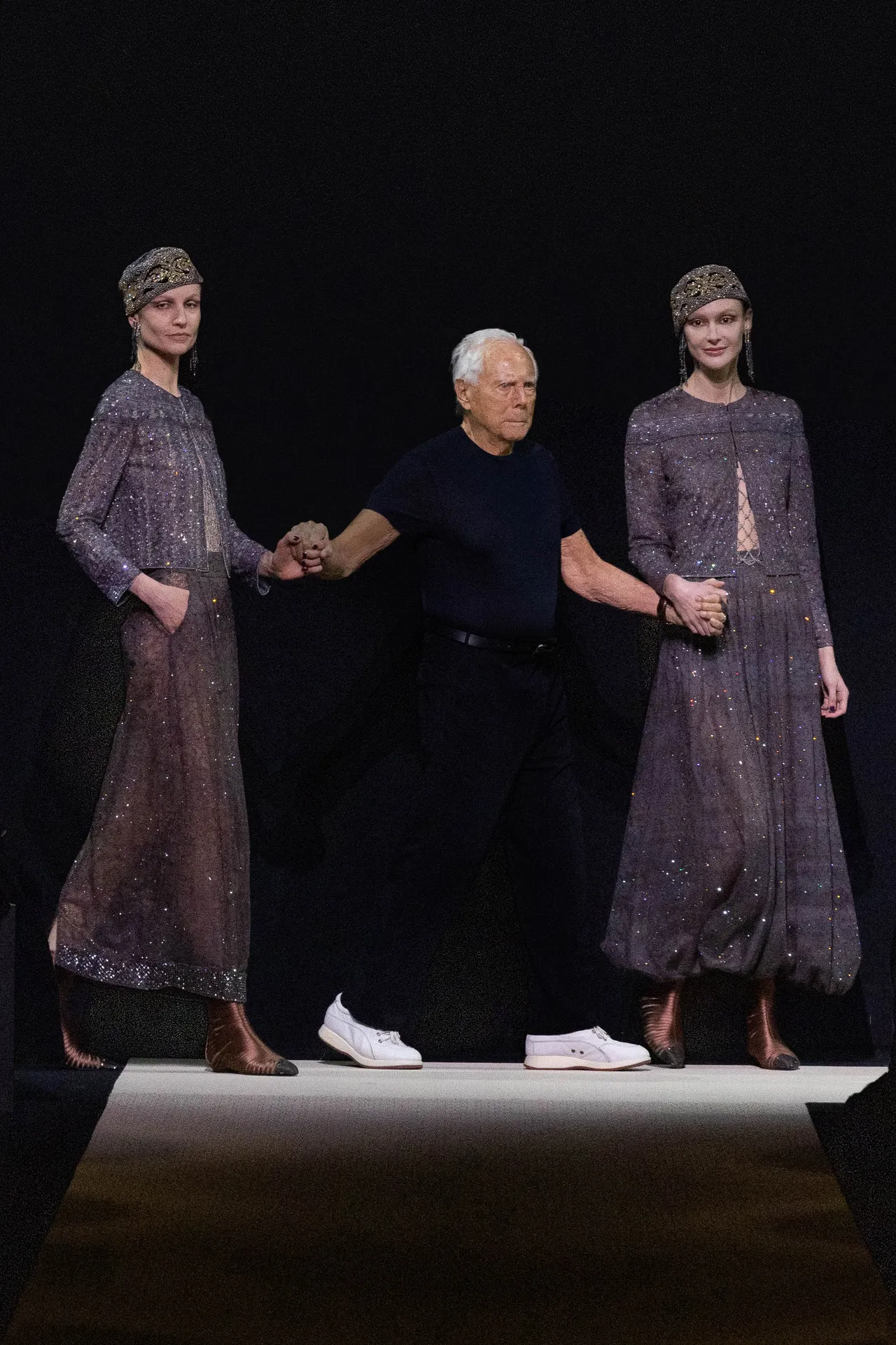 Armani最后在时尚秀场露面是今年3月的米兰时装周。品牌提供