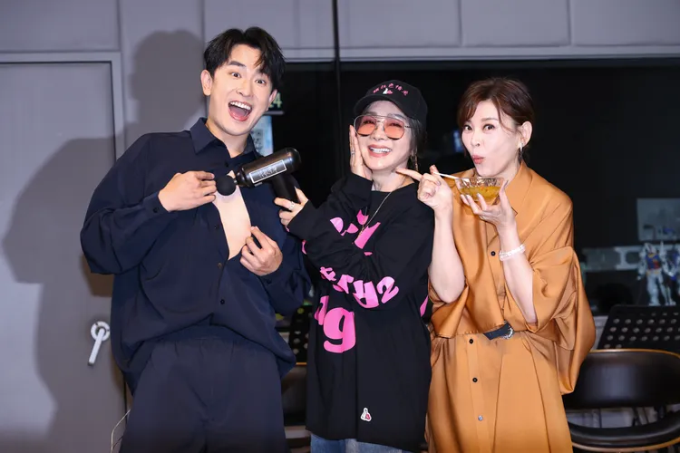 方馨（右）餵食木耳飲，與陳美鳳、陳謙文一起合。彭欣偉攝影