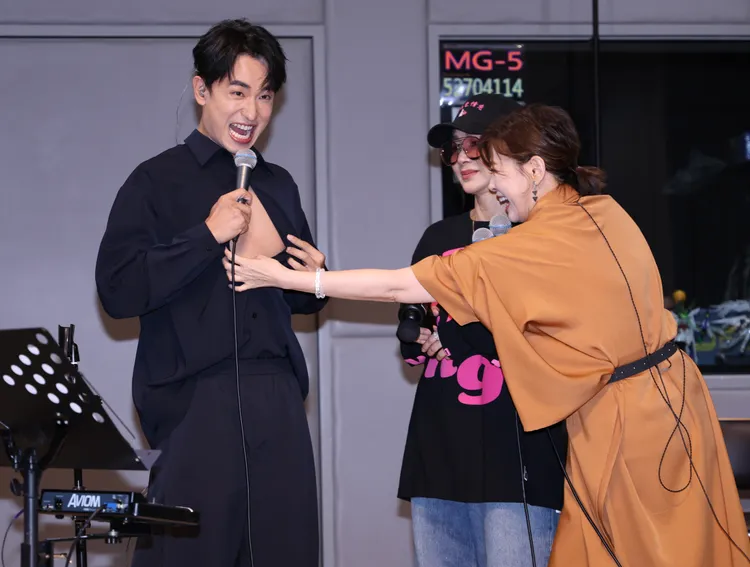 方馨和陳美鳳偷襲陳謙文胸肌。彭欣偉攝