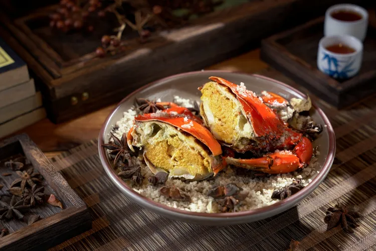 「油鹽焗處女蟳」丁香與八角提香，蟹膏飽滿。每隻1980元+10%。君品酒店提供