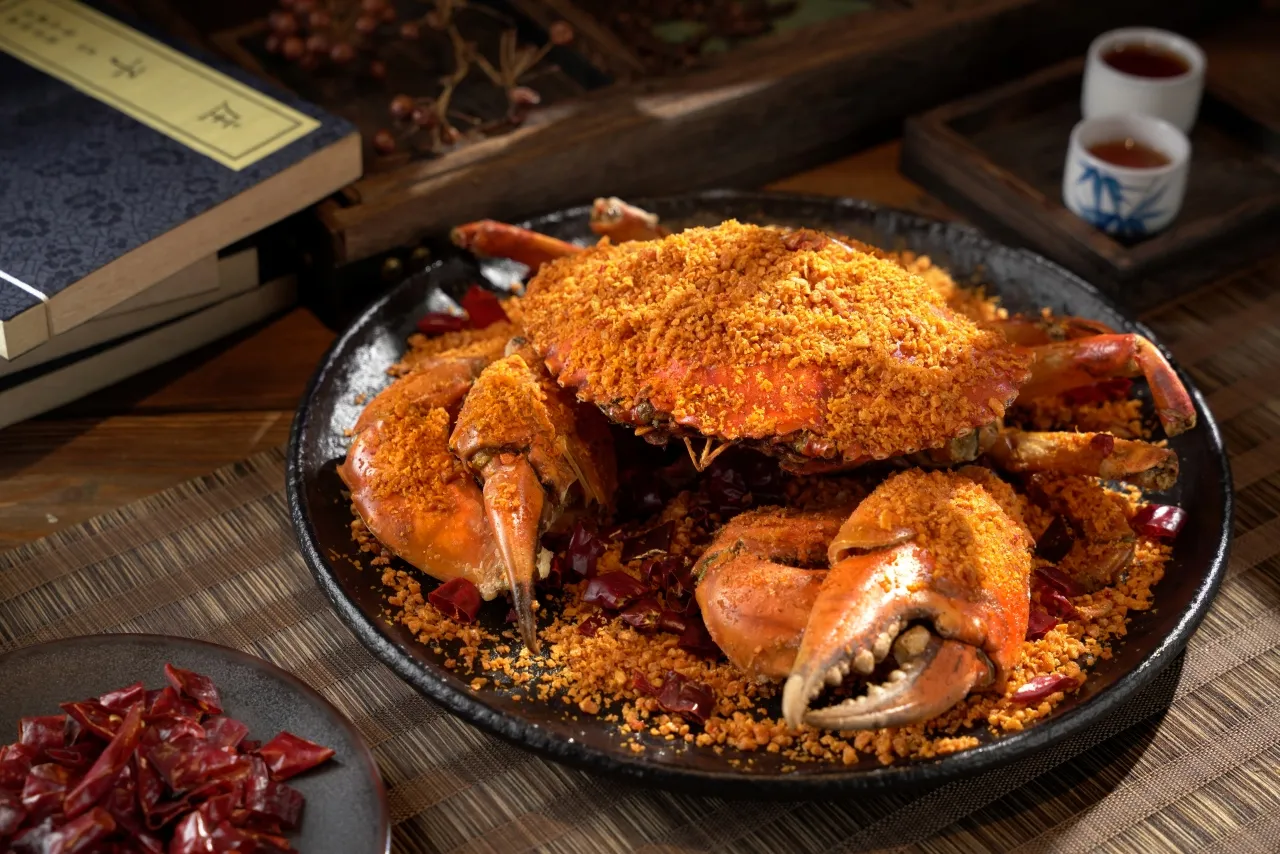「避风塘炒沙公」以蒜酥与XO酱爆炒,辛香惹味。每只6280元+10%。君品酒店提供