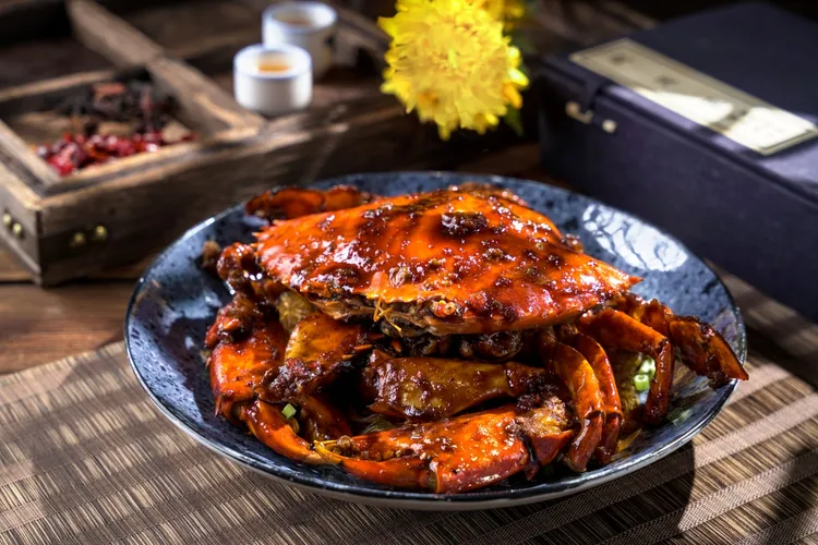 「沙母粉絲煲」的粉絲吸滿蟹香精華，滑潤鮮美，每隻4280元+10%。君品酒店提供