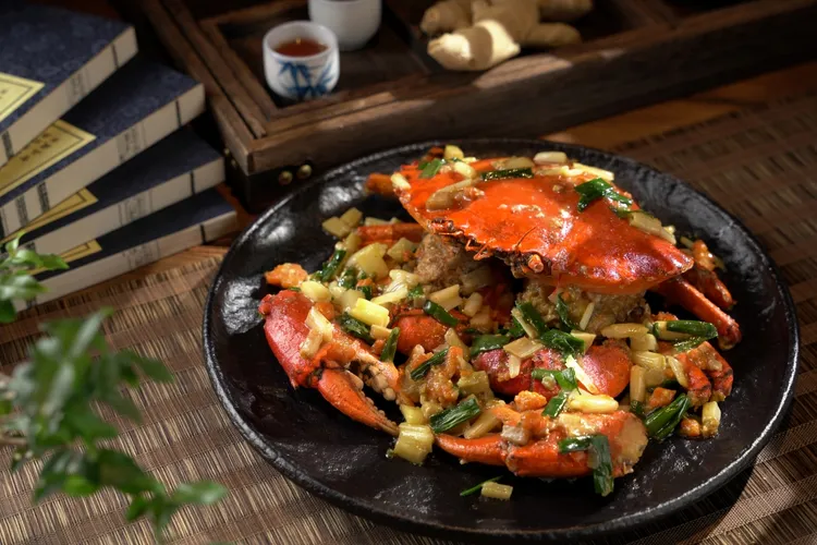 「薑蔥焗沙母」經薑蔥爆香更顯蟹肉鮮甜及溫潤層次。每隻4280元+10%。君品酒店提供