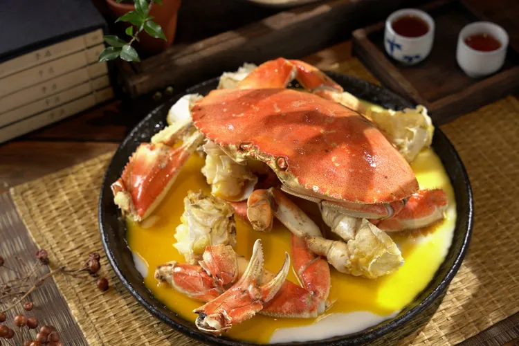 「花雕酒蛋蒸黃金蟹」以加拿大黃金蟹佐花雕酒與嫩蛋，酒香海味交融。每隻3680元+10%。君品酒店提供