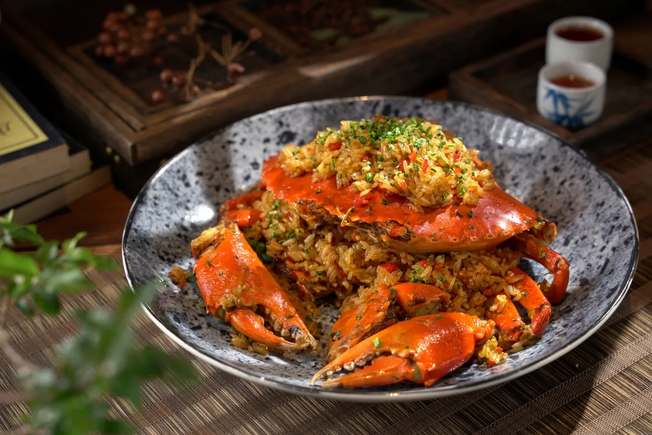 「沙母糯米饭」以宜兰稻鸭糯米拌蟹黄,香气浓郁。每只4280元+10%。君品酒店提供