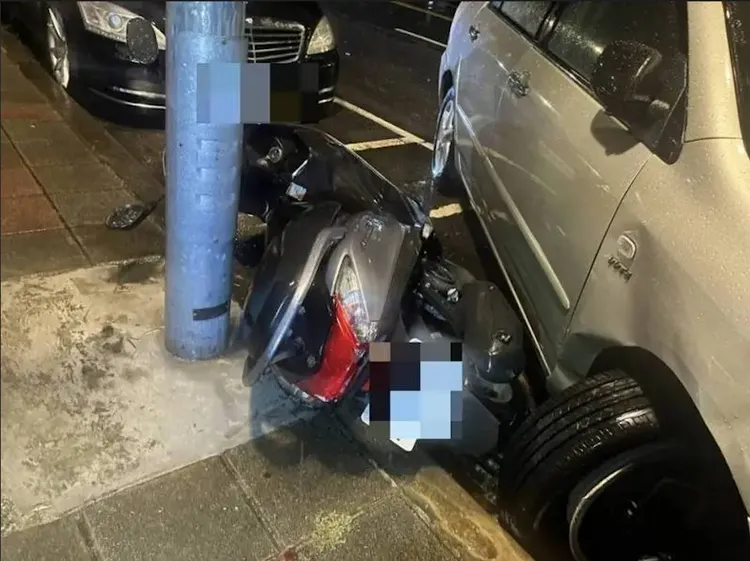 76歲張婦今晚開車疑因大雨視線不佳，衝撞3汽車4機車，未造成人員傷亡。翻攝畫面