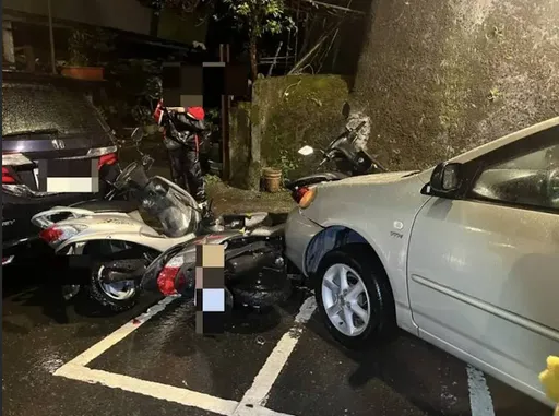 疑大雨視線不佳!內湖7旬婦開車撞3汽車4機車