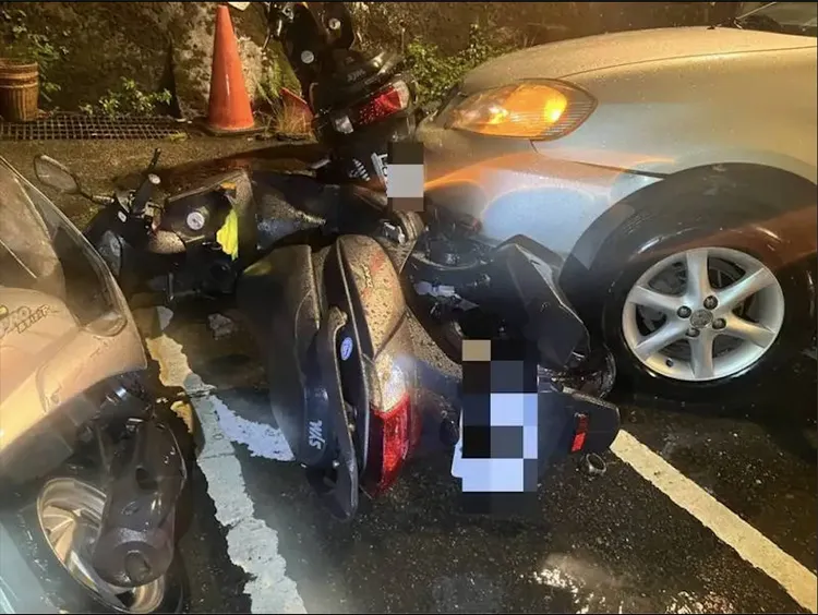 76歲張婦今晚開車疑因大雨視線不佳，衝撞3汽車4機車，未造成人員傷亡。翻攝畫面