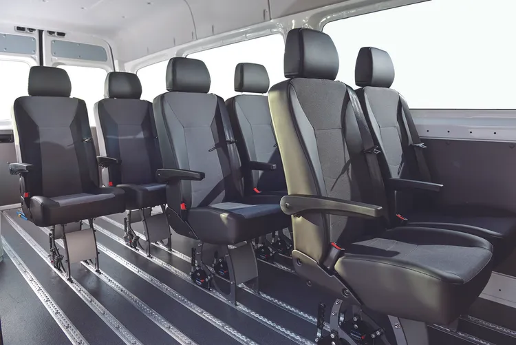 同級罕見的寬敞高挑車室，可讓成人在車內站立移動。業者提供