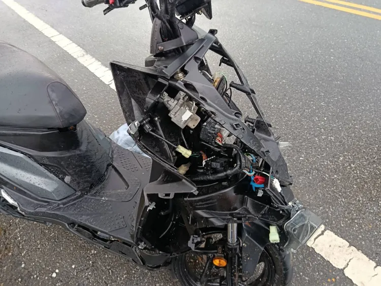 機車幾乎撞爛。民眾提供