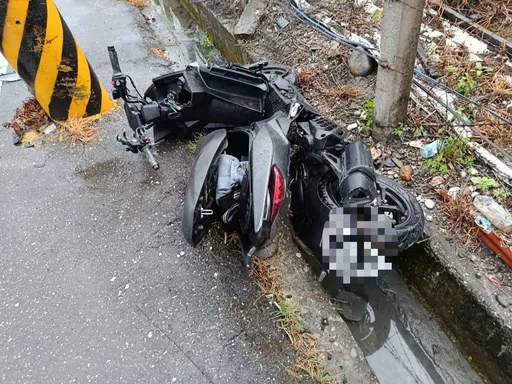 花蓮情侶騎車雙載疑自撞電線桿 機車碎片散一地釀1死1重傷