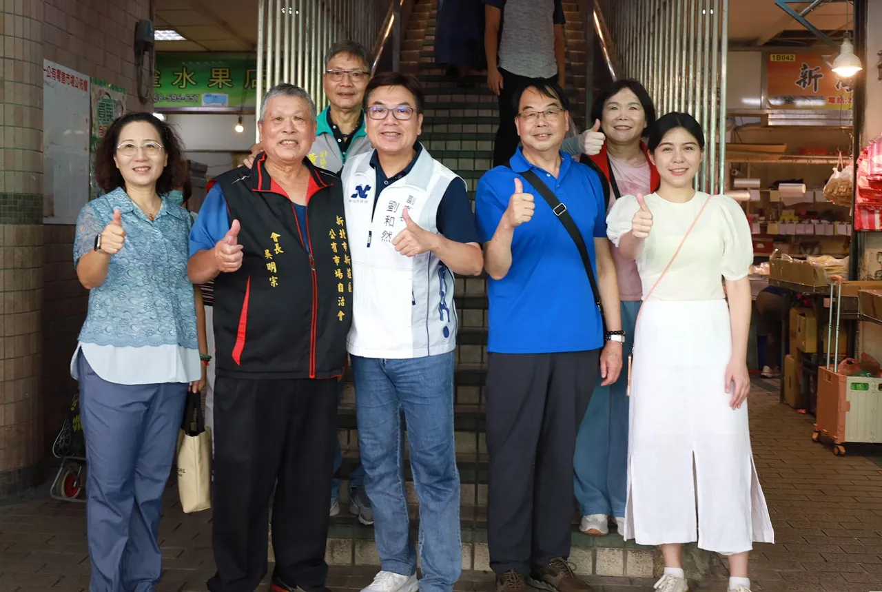 新北副市長劉和然昨(6)日至新莊第一公有市場,關心中元節市場經營現況及民眾採購情形。經發局提供