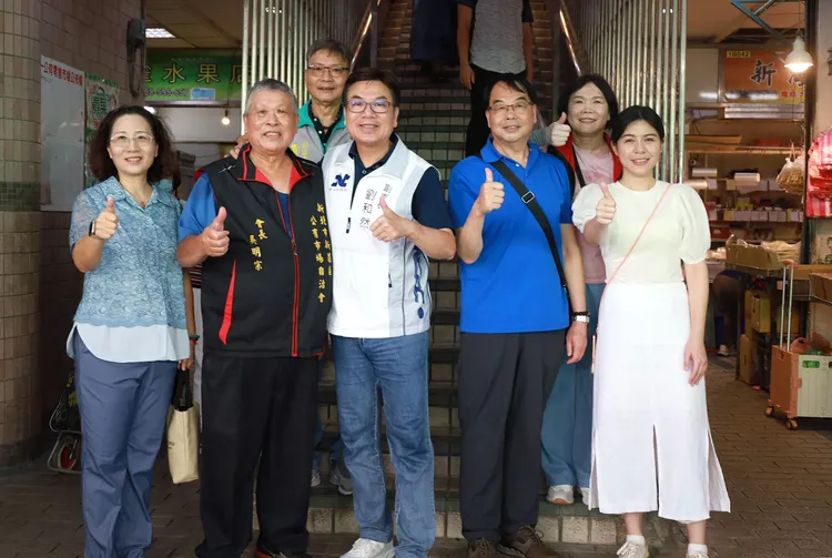 新北副市長劉和然昨(6)日至新莊第一公有市場，關心中元節市場經營現況及民眾採購情形。經發局提供