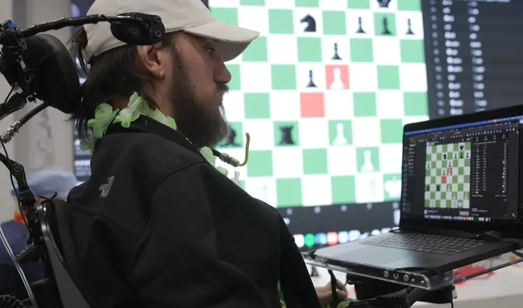 阿爾鮑靠「意念」指揮電玩下棋。翻攝youtube/Barrowneurologicalinstitute