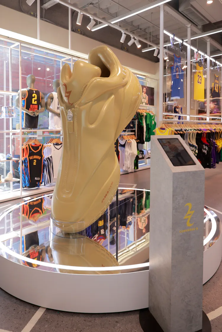 NBA Store台北旗艦店打造巨型SHAI 001鞋款裝置。品牌提供