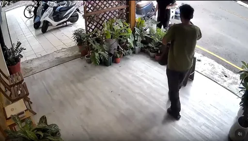 绿衣男always餐厅前索讨10元!还直接拿人家烟去抽 警将开罚这么多钱