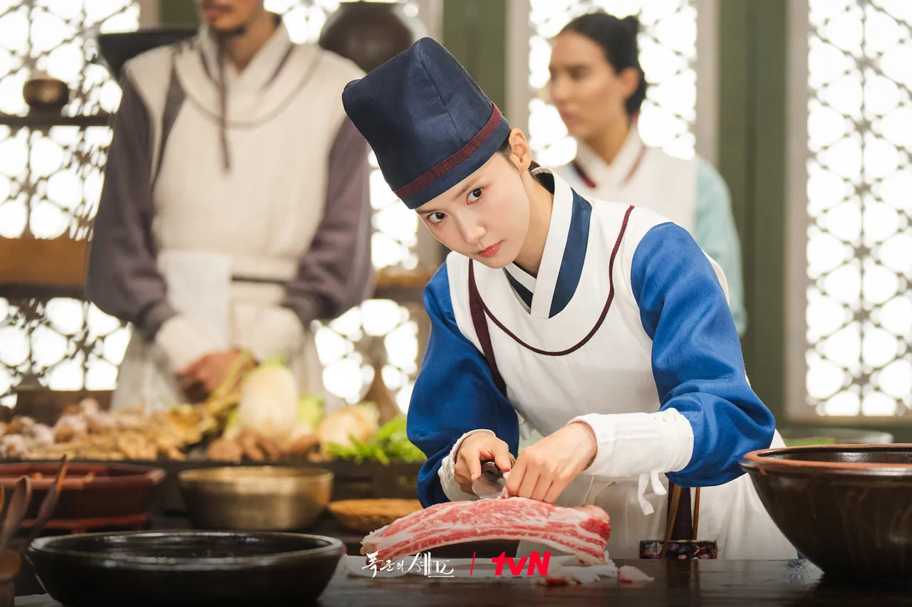 润娥在《暴君的厨师》饰演穿越到朝鲜的米其林主厨,演技大获好评。翻摄tvN