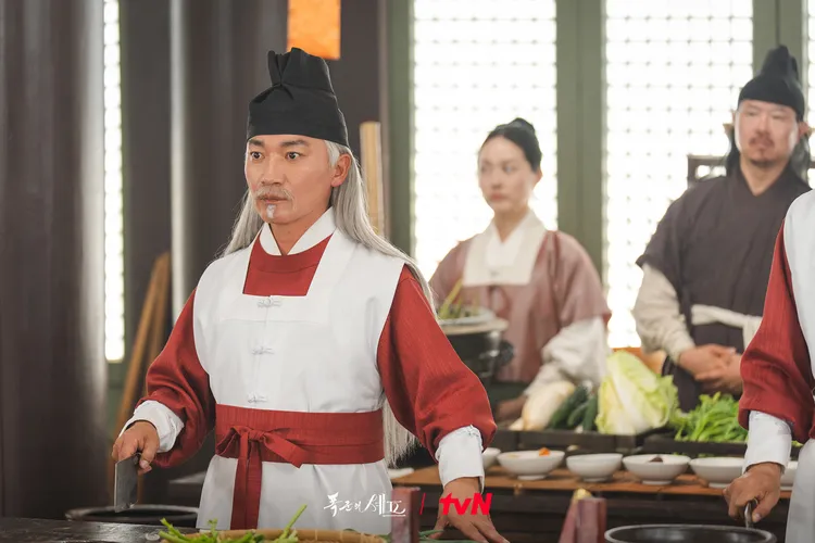 趙在允飾演明朝御廚「唐白龍」，起用中文配音。翻攝tvN