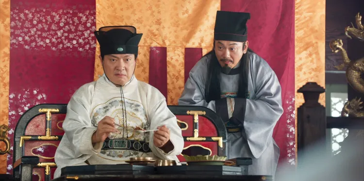 金亨默（左）飾演明朝使臣「于坤」，中文咬字和口音讓人出戲。翻攝Netflix