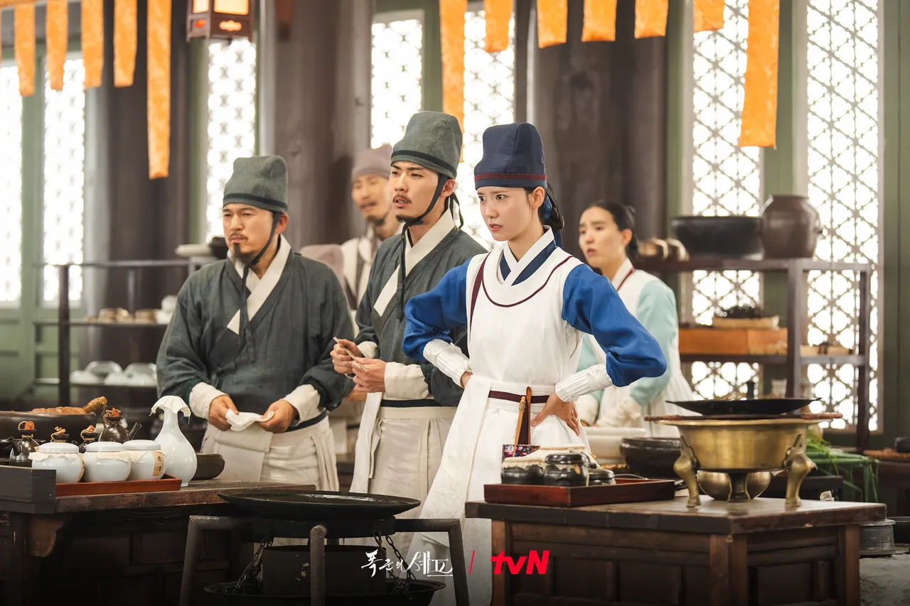 润娥(右)凭著好厨艺,被封为君王的御厨「待令熟手」。翻摄tvN