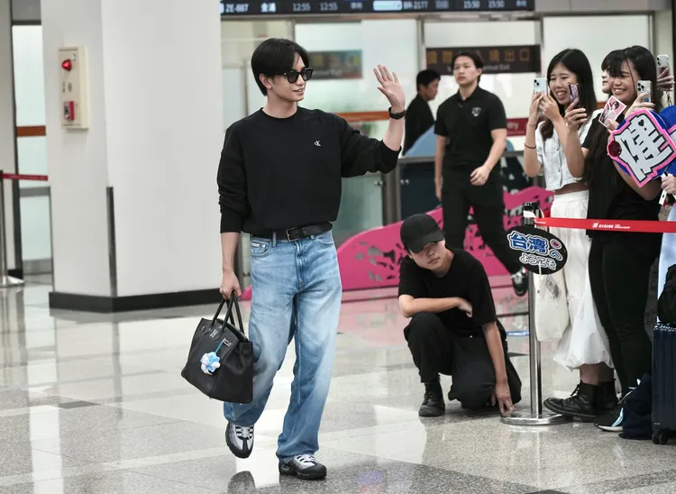 中島健人跟粉絲揮手致意。彭欣偉攝