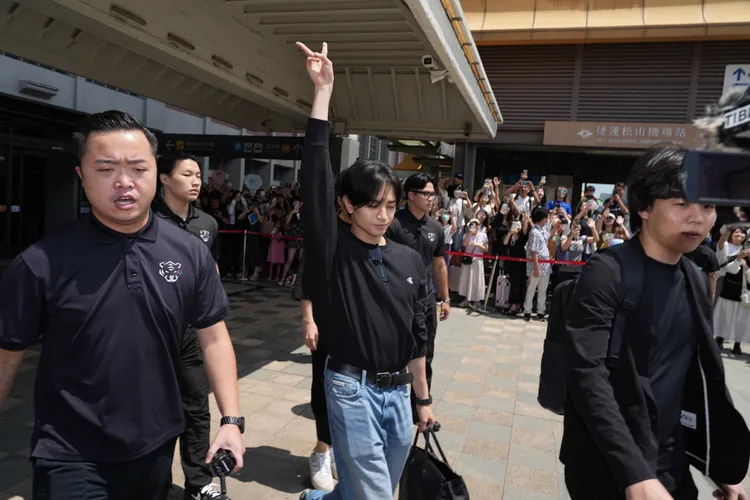 捷運站前也有不少粉絲，中島健人走上保母車前不忘比YA寵粉。彭欣偉攝