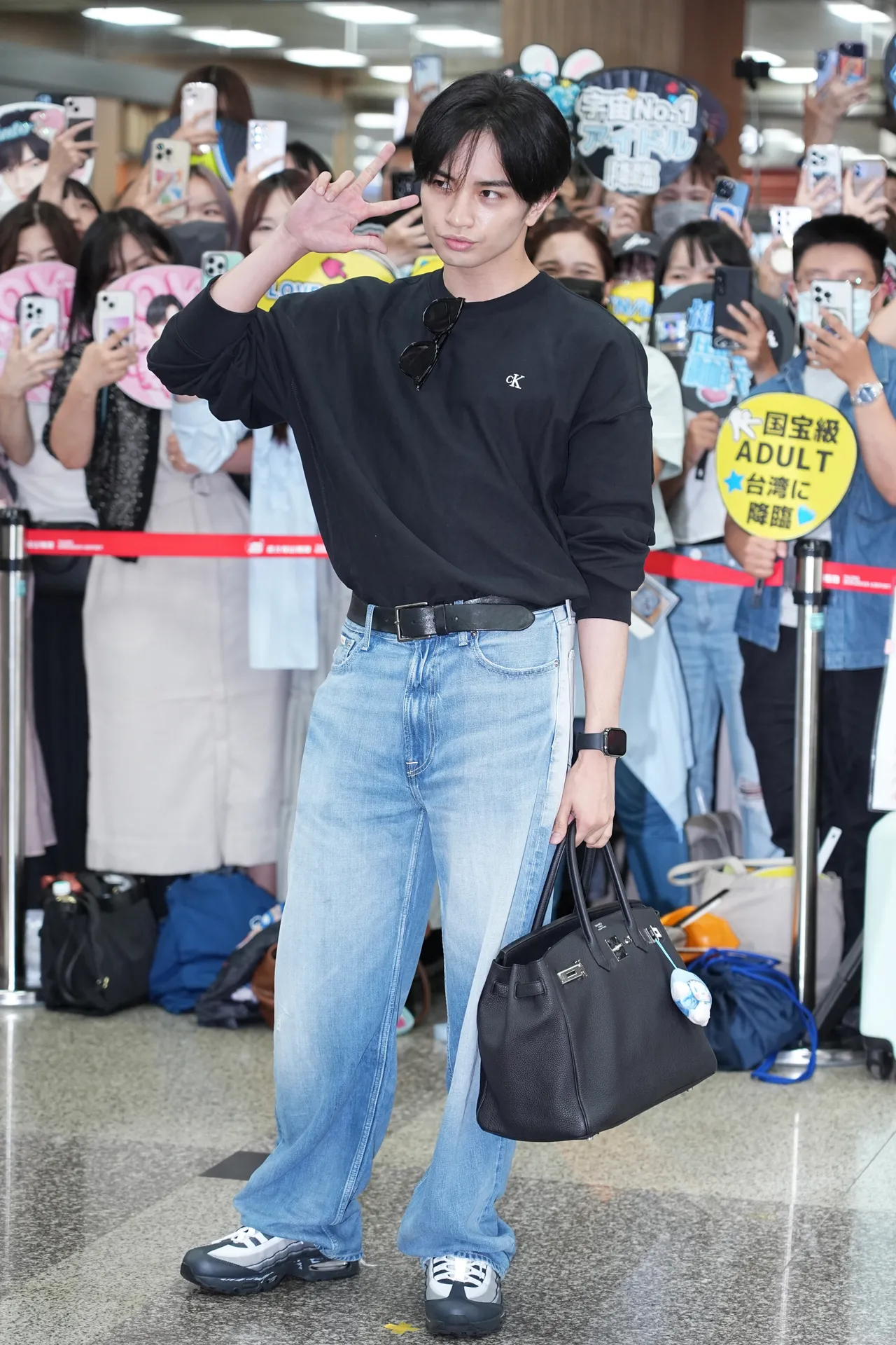 中島健人被cue「Sexy Thank You」,秒比出招牌手勢。彭欣偉攝