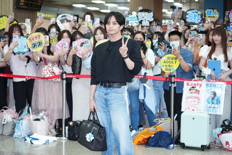 中島健人自動擺出各種動作，非常專業。彭欣偉攝