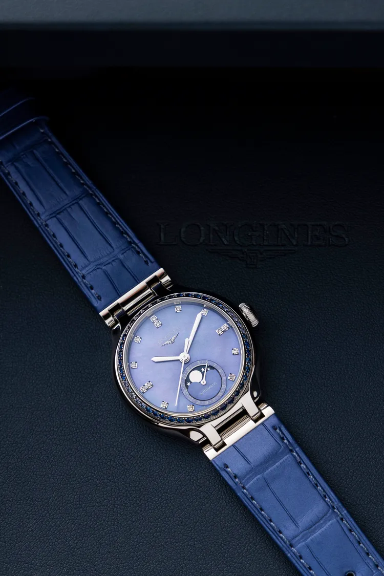 浪琴PRIMALUNA新月系列鑲嵌藍寶石腕錶，34mm，不鏽鋼錶殼，天藍色珍珠母貝錶盤，天藍色珍珠色澤鱷魚皮革錶帶，浪琴表獨家L899.5自動上鍊機械機芯，動力儲存72小時，防水深度30米，20萬2500元。品牌提供