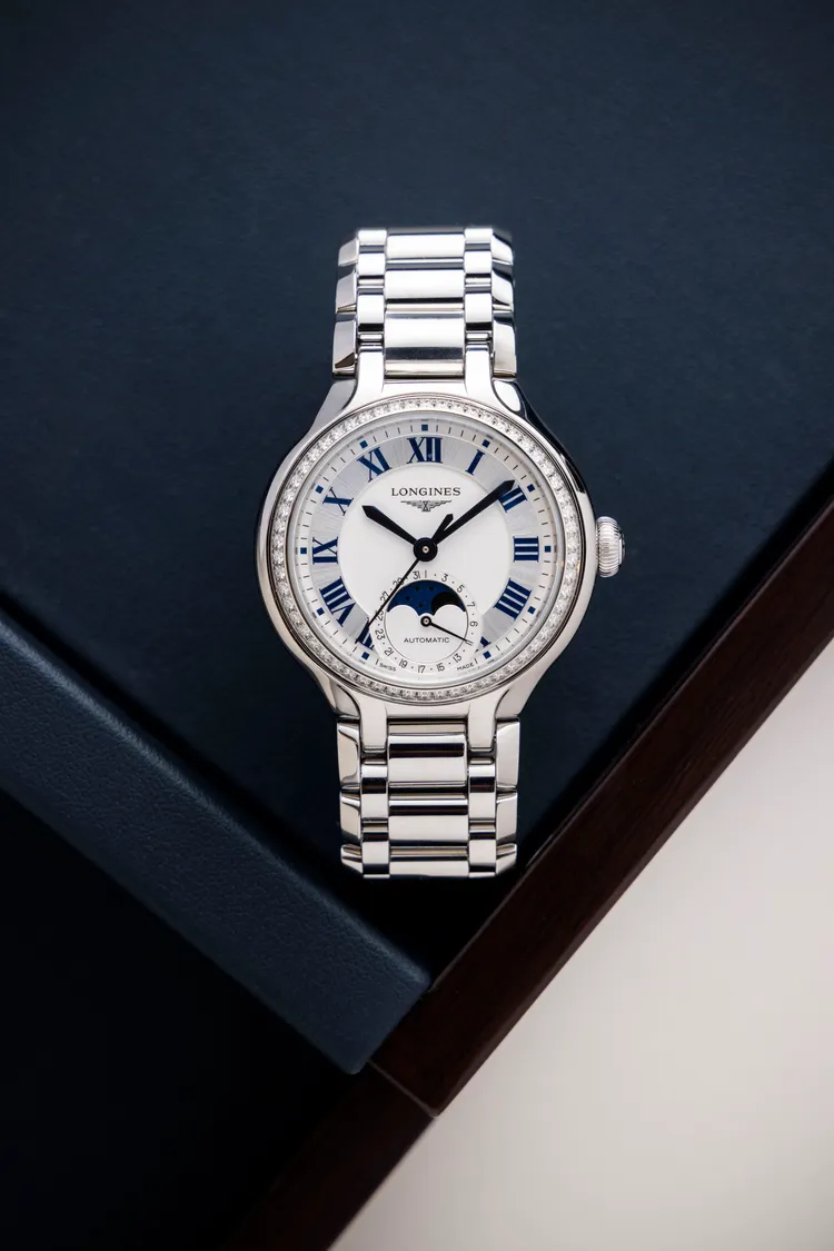 浪琴PRIMALUNA新月系列雙色面盤腕錶，34mm，不鏽鋼錶殼，銀色太陽放射紋漆繪藍色羅馬數字時標，搭配半啞光白色面盤，不鏽鋼錶鍊，浪琴表獨家L899.5自動上鍊機械機芯，動力儲存72小時，防水深度30米，8萬7800元。品牌提供