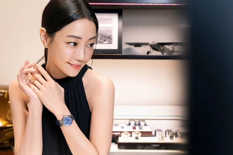 謝欣穎演繹浪琴新月系列PRIMALUNA腕錶新作。品牌提供