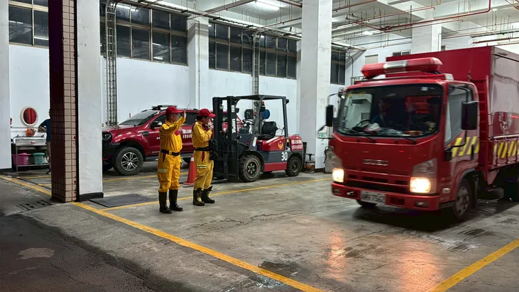 高雄市消防局特搜大隊晚間出發前往花蓮支援救災。翻攝畫面
