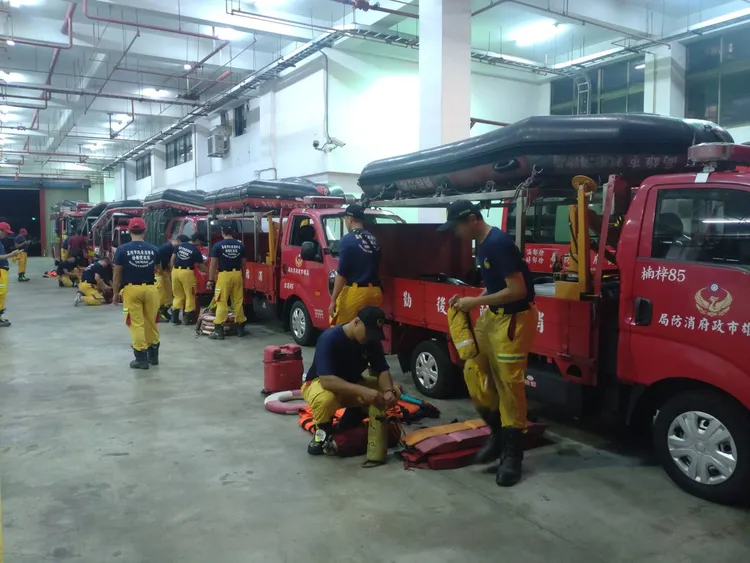 特搜大隊攜帶災區急需的8艘救生艇前往。翻攝畫面