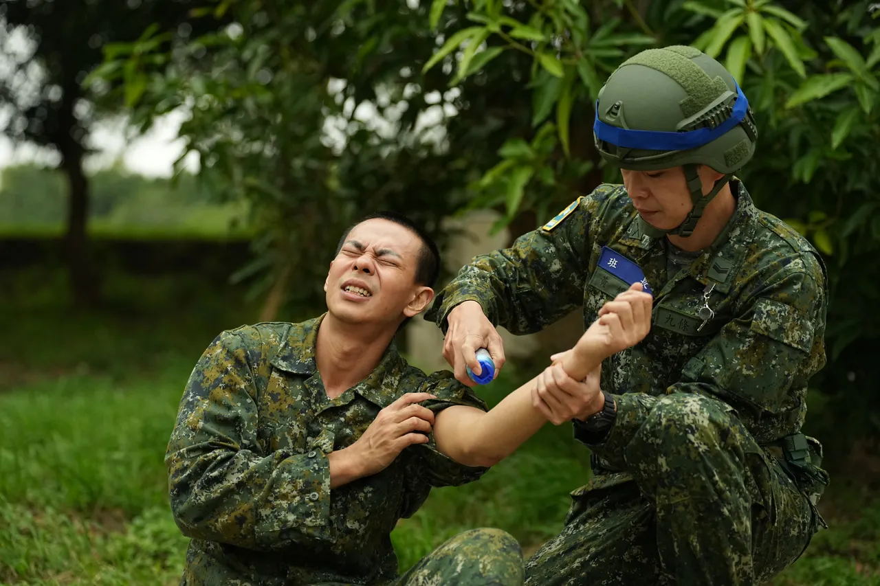 孫綻(左)手臂嚴重拉傷。台視提供
