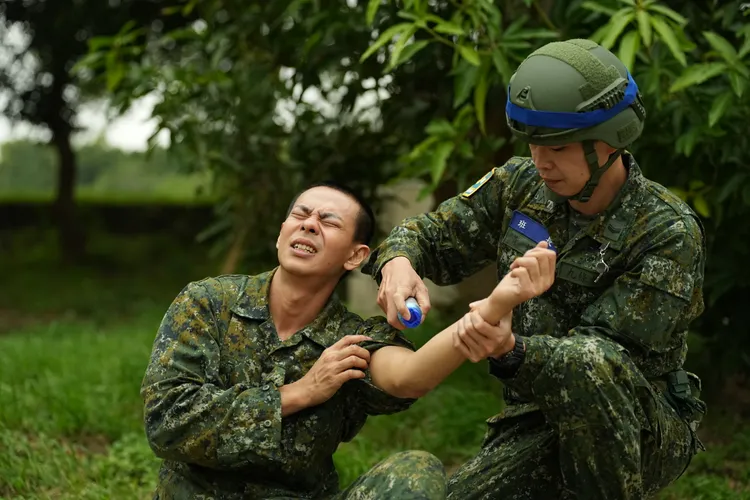 孫綻（左）手臂嚴重拉傷。台視提供