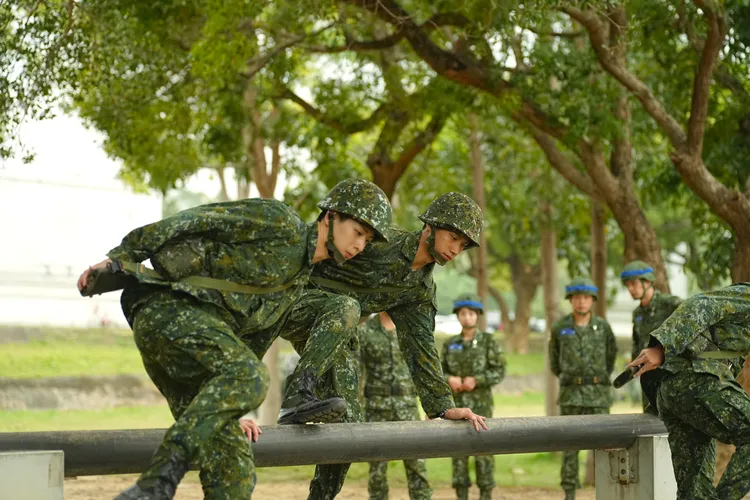 林亭翰（左起）、阿夫進行500公尺障礙賽。台視提供