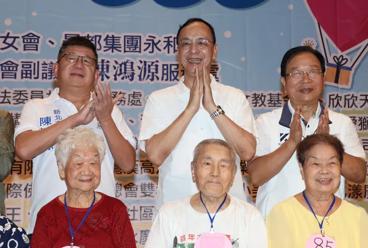 國民黨主席朱立倫參加新北市永和區婦女會義剪活動。莊宗達攝