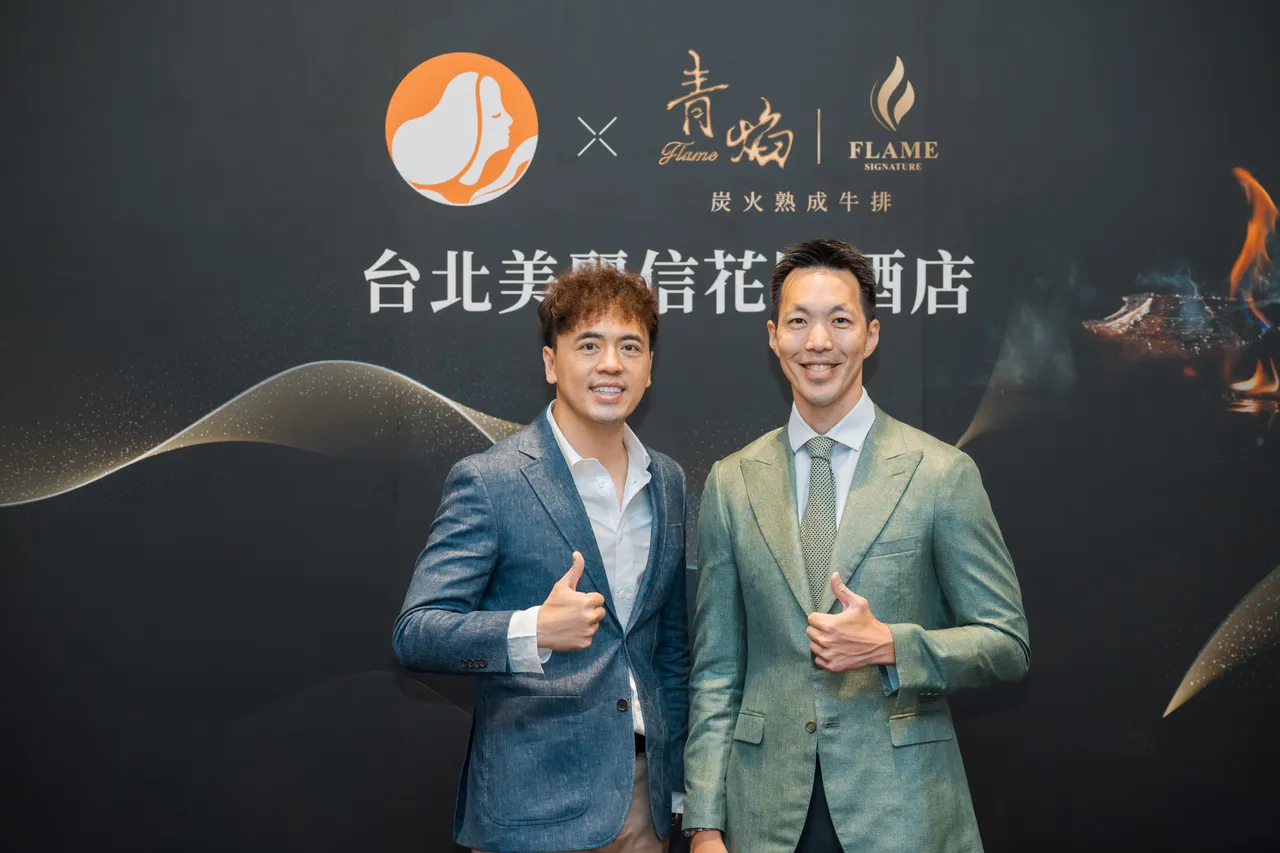 路易莎董事长黄铭贤(左)、美丽信花园酒店黄安迪。路易莎提供