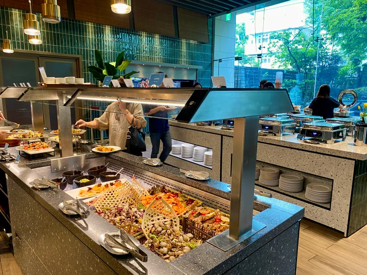 路易莎「青焰炭火熟成牛排」進駐美麗信花園酒店，各餐檯提供上百道餐點，包含海鮮、現炒類等。莊偉祺攝