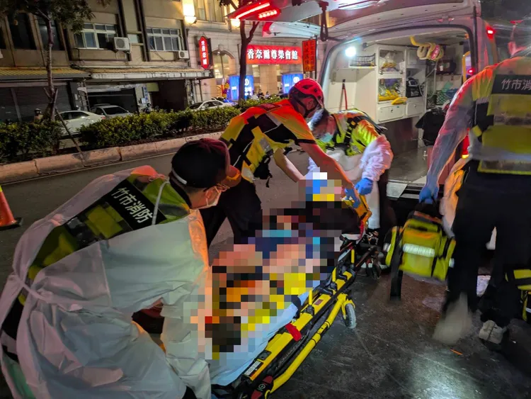 車上乘客1人被拋出車外當場失去生命徵兆，另3人夾困也有2人送醫不治，另1人仍重傷住院治療中。翻攝畫面