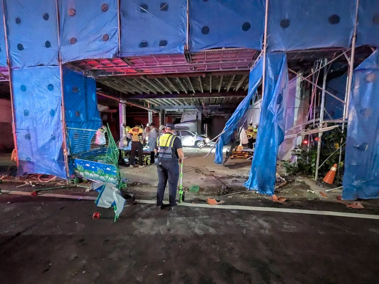 肇事工地前身曾是养身馆,曾爆出有女警兼职,闹上媒体版面震惊社会。翻摄画面