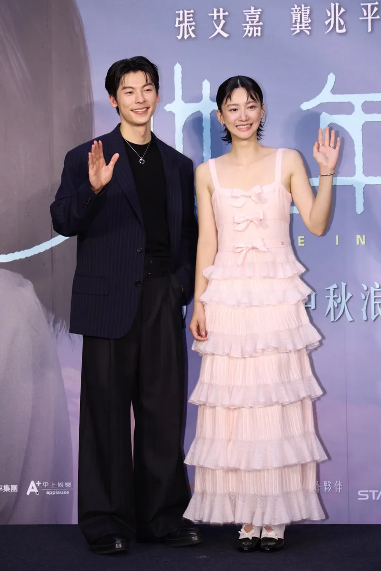 許光漢（左）與袁澧林出席電影《他年她日》首映會，吸引千名影迷齊聚追星。莊宗達攝