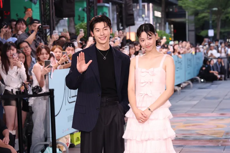 許光漢（左）與袁澧林一起走首映會紅毯。莊宗達攝